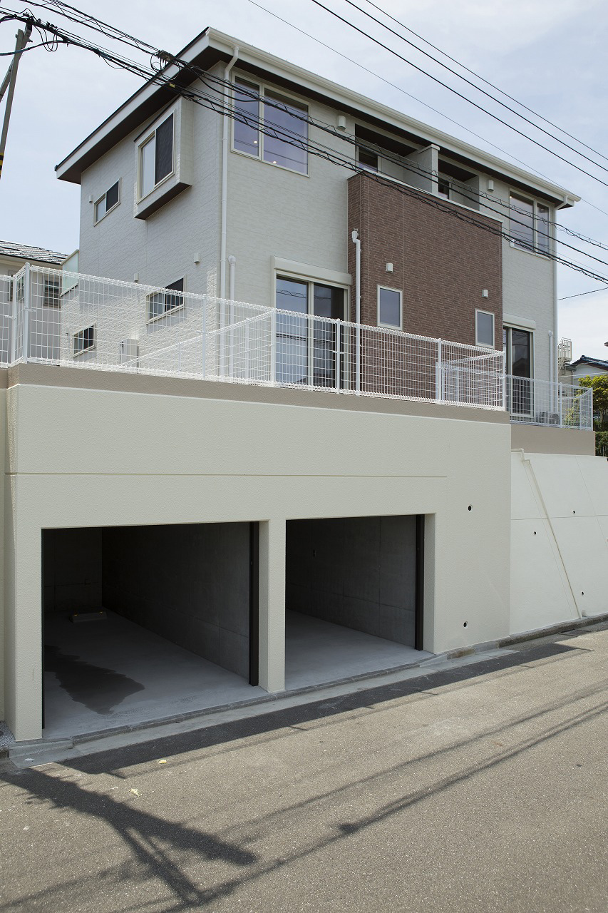 丘の上の眺望を活かした地下車庫付き賃貸住宅